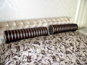 покрывало и подушки